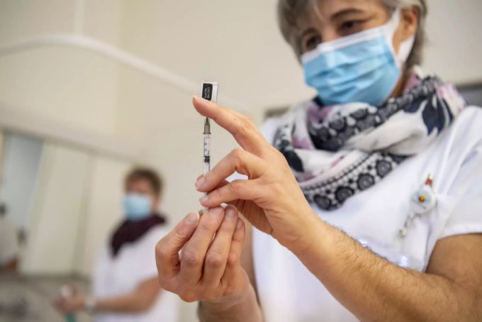 Eine Impfdose von Biontech/Pfizer wird am Kantonsspital Uri in Altdorf vorbereitet. Uri