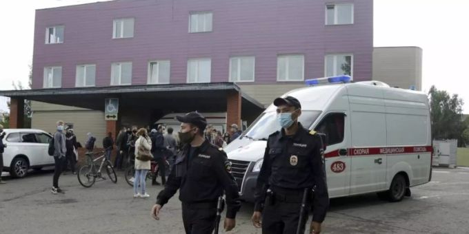 Polizisten vor dem Ambulanzkrankenhaus Nr. 1 in Omsk. Hier wurde Alexej Nawalny behandelt. Alexej Nawalny