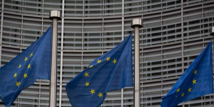 Europäische Flaggen wehen vor dem Berlaymont-Gebäude, dem Hauptsitz der Europäischen Kommission in Brüssel. Foto: Aaron Chown/PA Wire/dpa