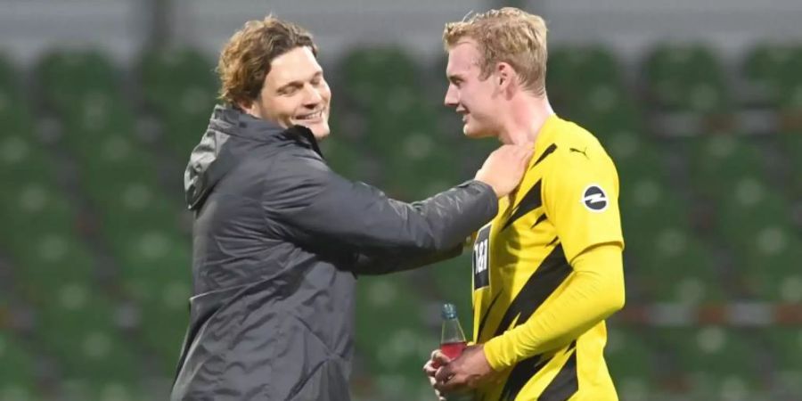 Dortmunds neuer Trainer Edin Terzic (l) im Gespräch mit Julian Brandt. Foto: Carmen Jaspersen/dpa