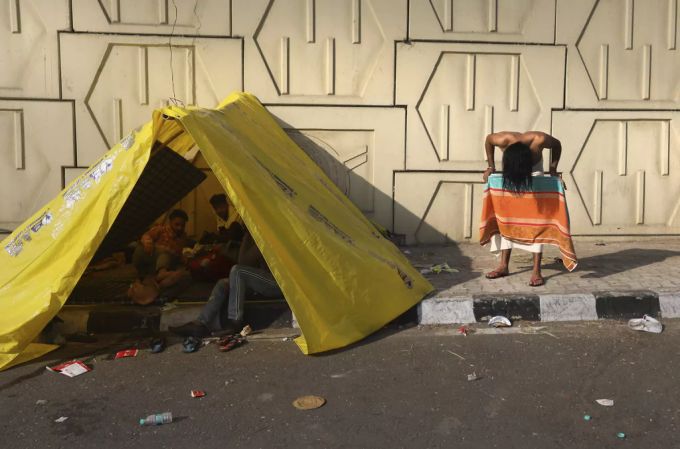Viele Bauern übernachten in einfachen Zelten. Neu Delhi landwirtschaft protest