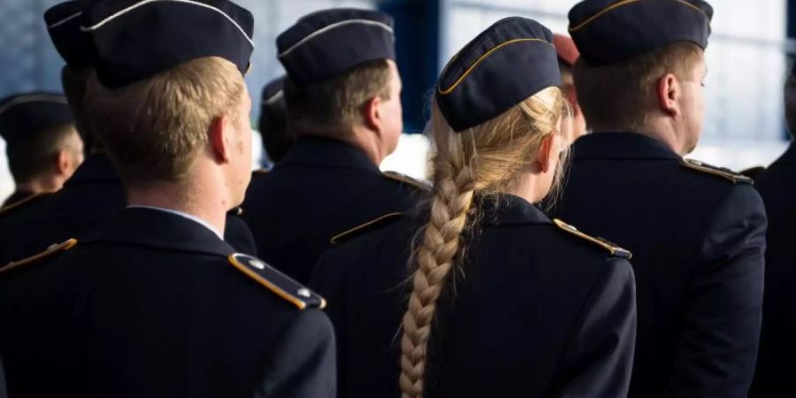 Eine Frage der Länge - Frisuren bei der Bundeswehr. Foto: Maja Hitij/dpa