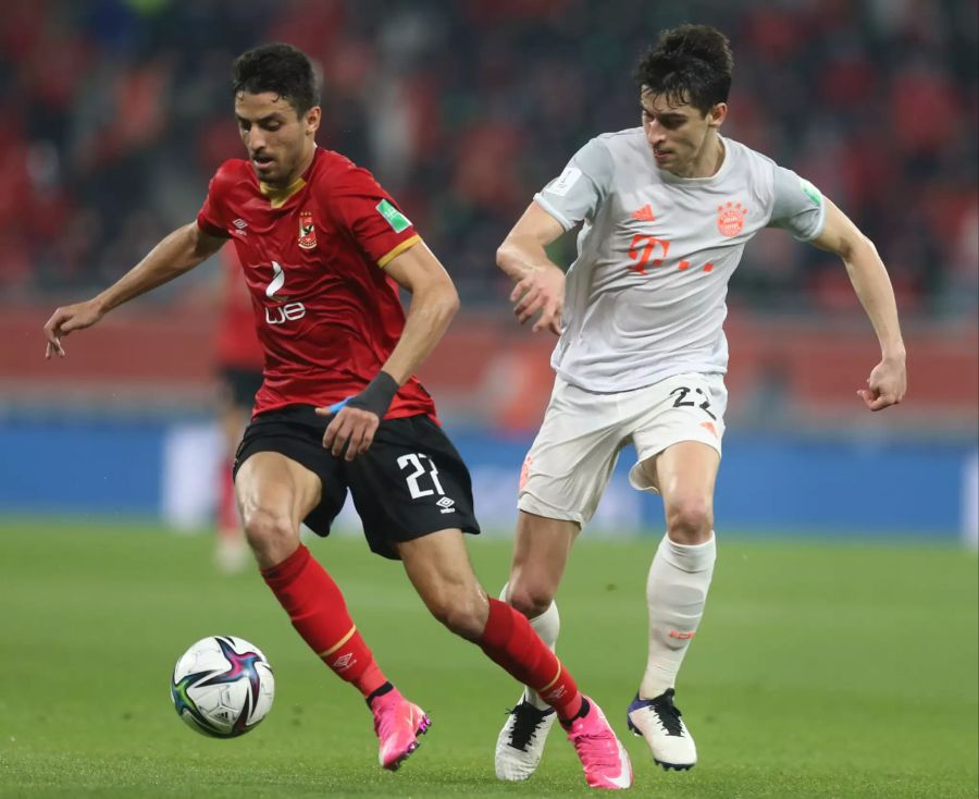 Marc Roca (r.) von Bayern München und Al Ahlys Taher Mohamed kämpfen um den Ball.