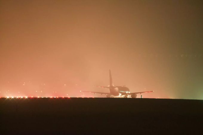 Ein Flugzeug landet am East Midlands Airport in nebeligen Verhältnissen. East Midlands Airport
