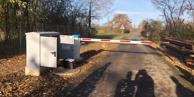 Ab 7. Dezember 2020 ist bei der Strandbadstrasse eine Schrankenanlage in Betrieb, um den Suchverkehr zum Pfäffikersee bei voll belegtem Parkplatz (PP 45 Bootssteg) zu vermeiden. Schranke