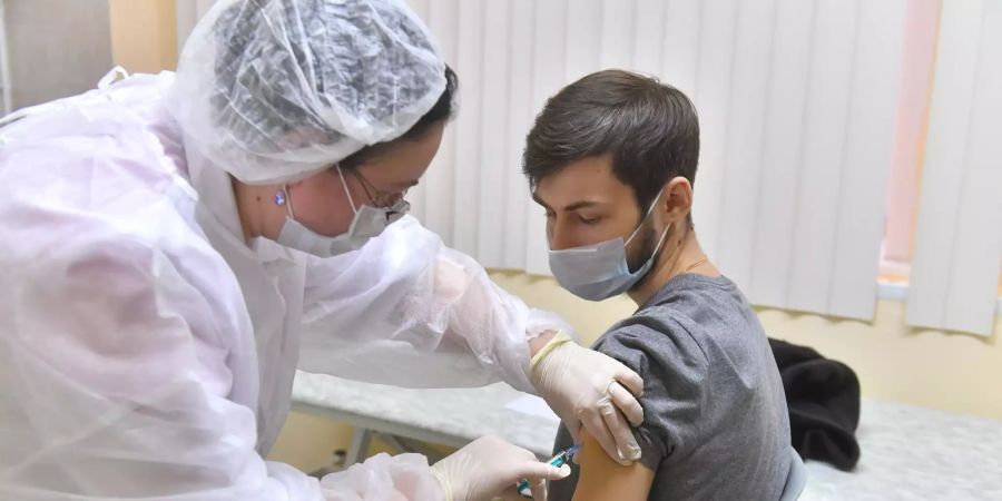 Moscow begins mass vaccination against COVID-19