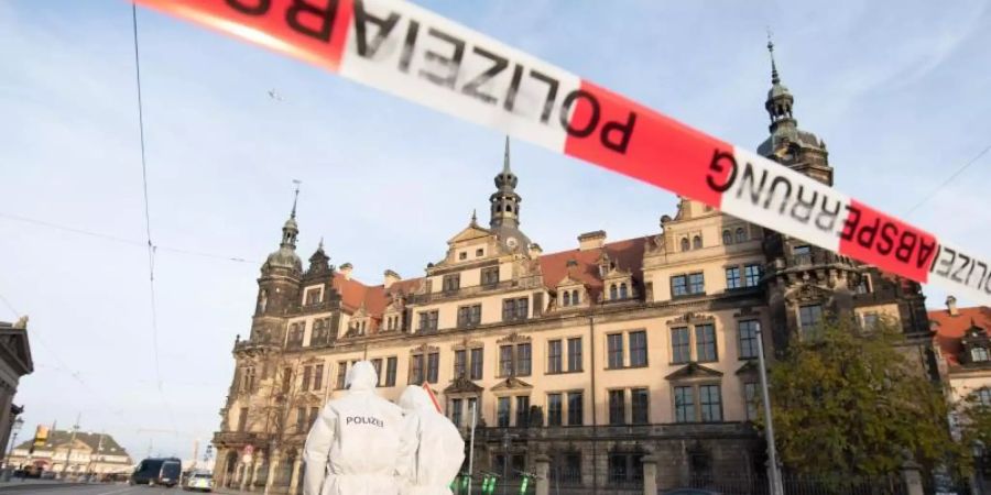 Mitarbeiter der Spurensicherung nach der Tat vor dem Residenzschloss in Dresden. Foto: Sebastian Kahnert/zb/dpa/Archiv