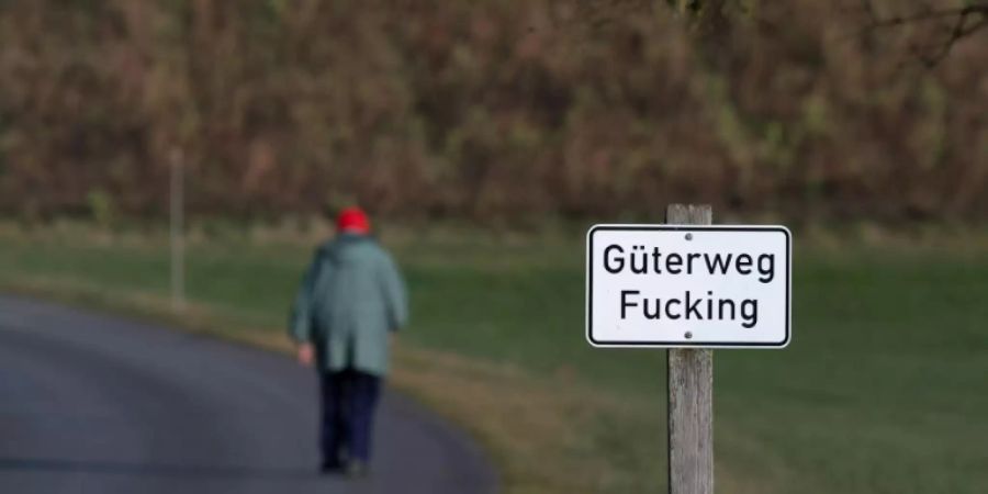 Ein Strassenschild in dem Dorf Fucking
