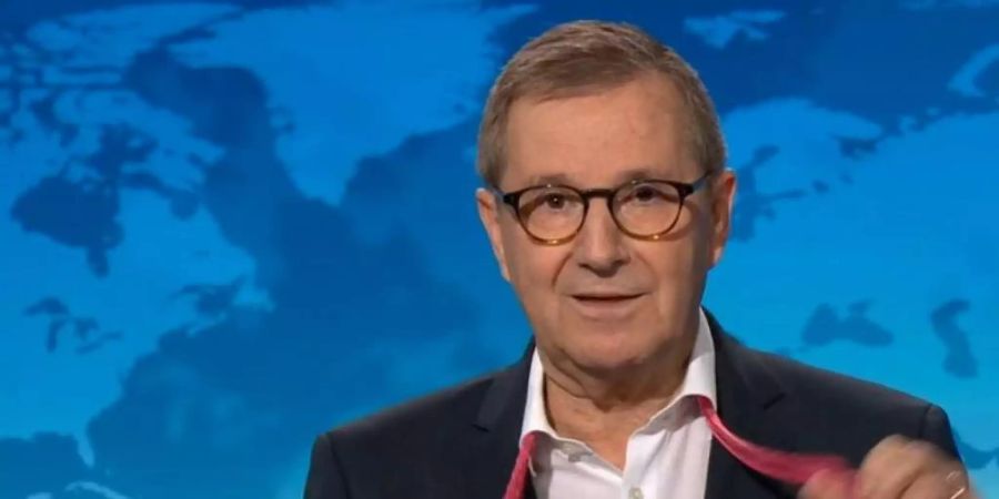Jan Hofer, Chefsprecher der «Tagesschau», zieht sich nach seiner letzten Nachrichtensendung die Krawatte aus. Foto: --/ARD/dpa