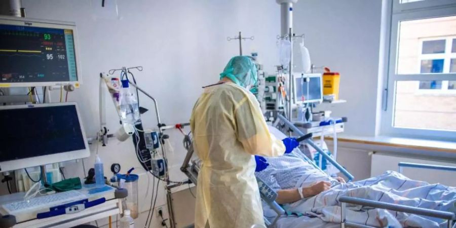Die Zahl der Todesfälle und der Neuinfektionen mit dem Coronavirus bleibt auf hohem Niveau. Foto: Jens Büttner/dpa-Zentralbild/dpa