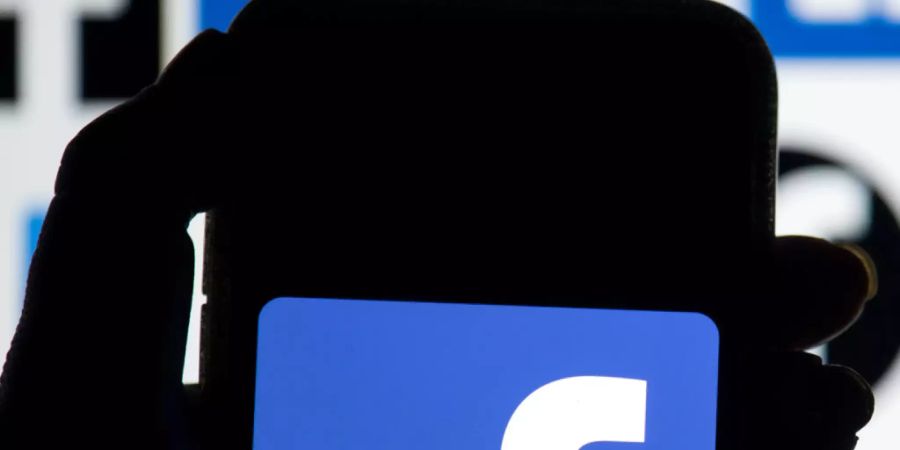 ARCHIV - Das Facebook-Logo ist auf dem Display eines Mobiltelefons zu sehen. Facebook hat den abgewählten US-Präsidenten Donald Trump für 24 Stunden gesperrt. Foto: Dominic Lipinski/PA Wire/dpa