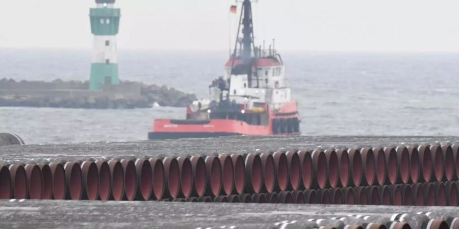 Rohre für die Ostsee-Gaspipeline Nord Stream 2 werden auf dem Gelände des Hafens Mukran bei Sassnitz gelagert. Foto: Stefan Sauer/dpa-Zentralbild/dpa