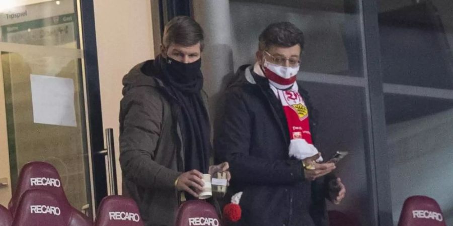 Thomas Hitzlsperger (l) und Claus Vogt schauten sich das Spiel des VfB Stuttgart gemeinsam an. Foto: Tom Weller/dpa