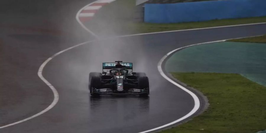 Das Samstagstraining in Istanbul wurde für Lewis Hamilton und Co. zur Rutschpartie. Foto: Murad Sezer/POOL REUTERS/AP/dpa