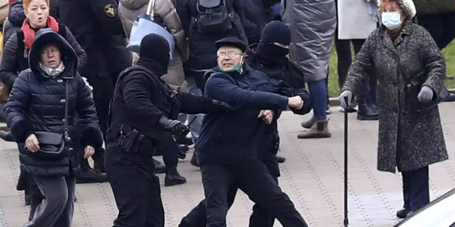 Die Bereitschaftspolizei verhaftet einen Mann am Rande einer Demonstration der Opposition gegen die offiziellen Wahlergebnisse der Präsidentschaftswahl. Foto: AP/dpa