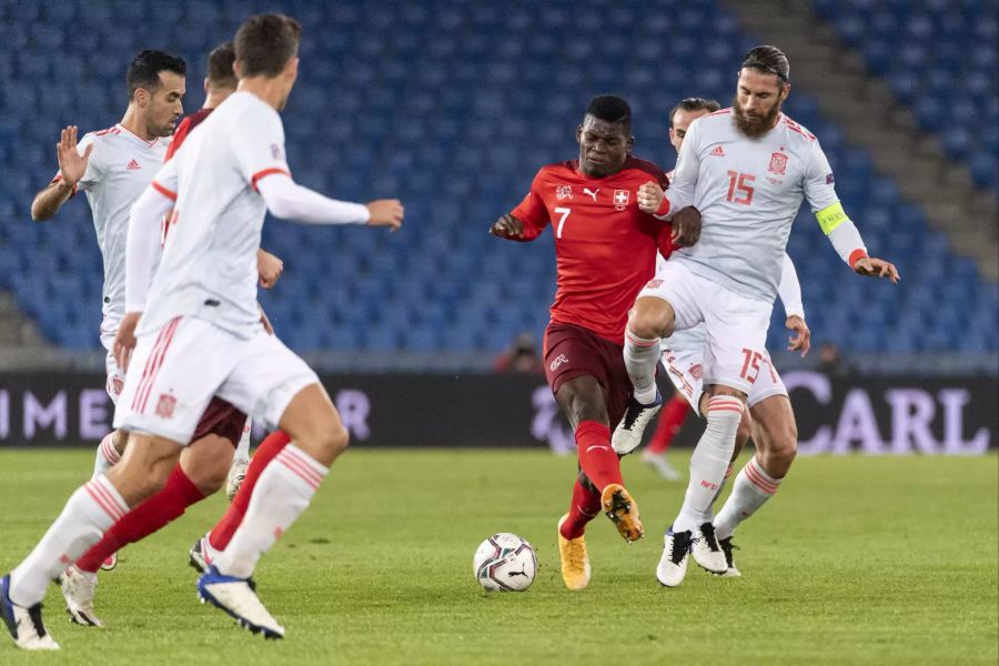 Breel Embolo (m.) im Spiel der Schweizer Nati gegen Spanien.