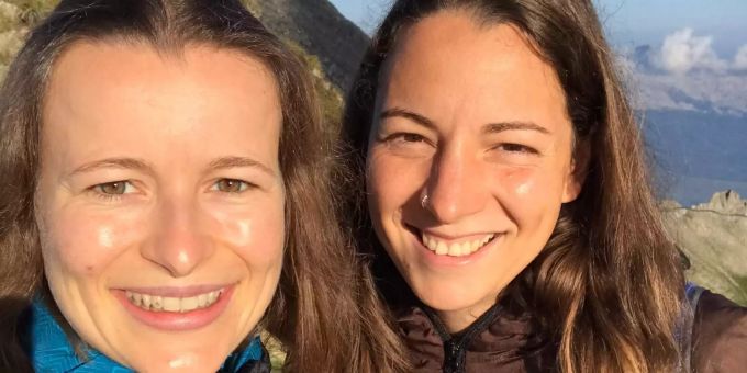 Sabine Affolter (links) und Bettina Jenzer absolvieren einen 100-km-Marsch für einen guten Zweck. Marsch