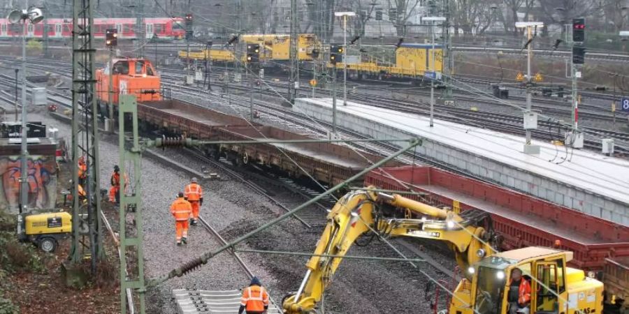 Im Gleisbereich am Hauptbahnhof in Hamburg wird gearbeitet. Foto: Bodo Marks/dpa/Archiv