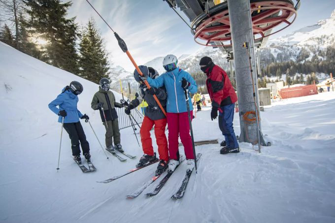 Snowboarder und Skifahrer auf einem Bügellift im kleinen Skigebiet von San Bernardino im Misox, Kanton Graubünden, am Samstag, 26. Dezember 2020. CORONAVIRUS