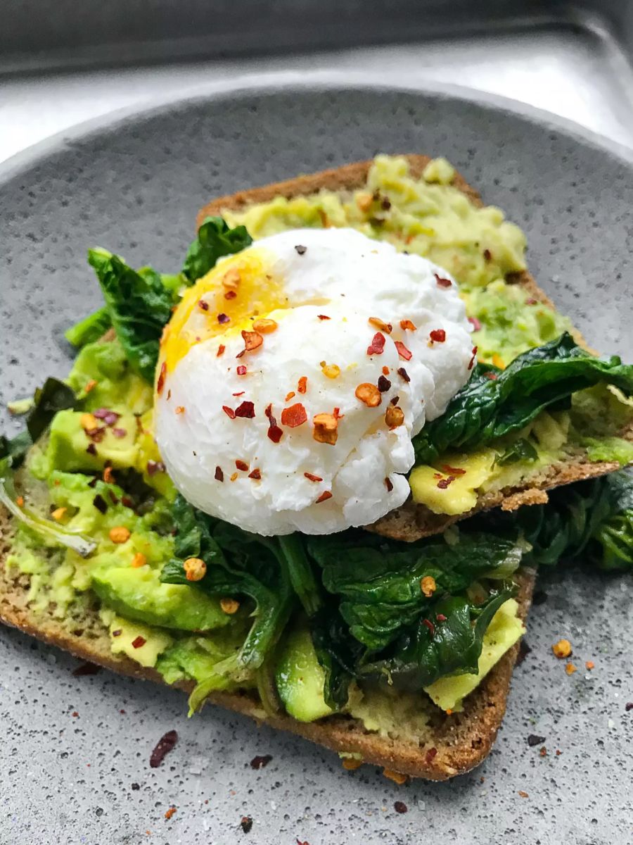 Avocado Toast mit Ei.