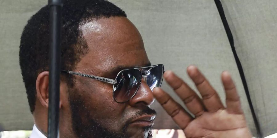 ARCHIV - US-Musiker R. Kelly verlässt nach einer Anhörung das Gebäude des Leighton Criminal Court in Chicago (Archiv). Foto: Amr Alfiky/AP/dpa