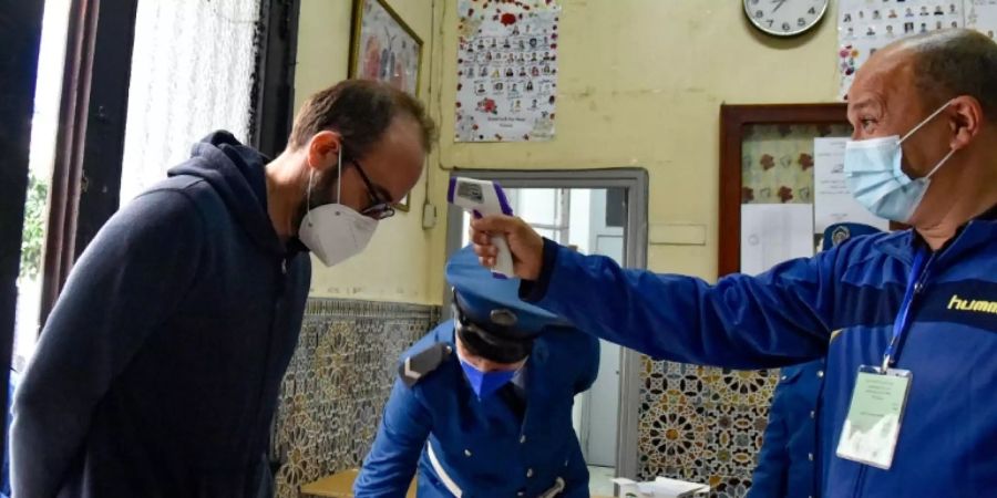 Fiebermessung in einem Wahllokal in Algier