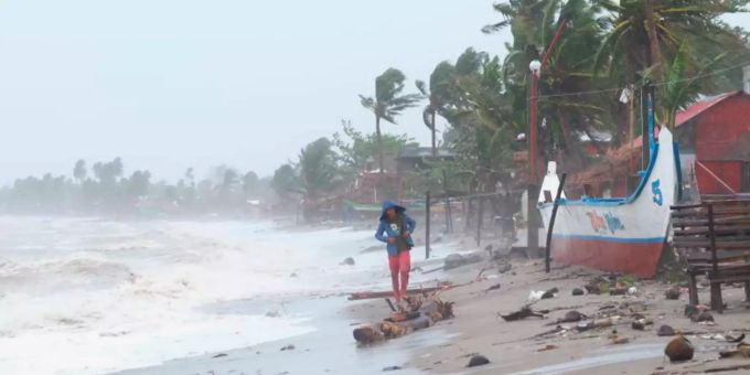 Starke Wellen schlagen an der Küste von Sorsogon auf, während ein Taifun auf das Land trifft. Philippinen