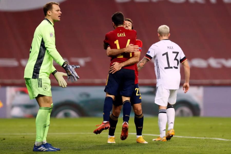 Spanien bejubelt Tor um Tor in der Nations League gegen Deutschland. Goalie Neuer ist verzweifelt.