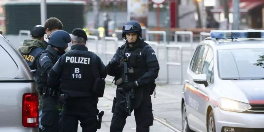 Bewaffnete Polizisten nach dem Anschlag im Wiener Stadtzentrum. Foto: Ronald Zak/AP/dpa