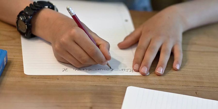 Bei Primarschülerinnen und -schülern halbierte sich der Lernfortschritt während den Schulschliessungen, wie Forschende der Uni Zürich feststellten.