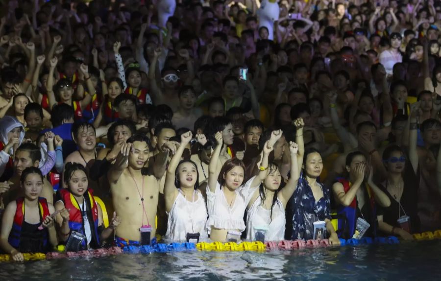 Die Einwohner von Wuhan feiern Mitte August eine riesige Pool-Party. Die Corona-Gefahr ist gebannt.