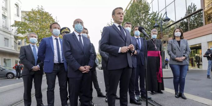 Frankreichs Präsident Emmanuel Macron spricht in der Nähe der Kriche Notre Dame in Nizza zu den Medien. France Attack
