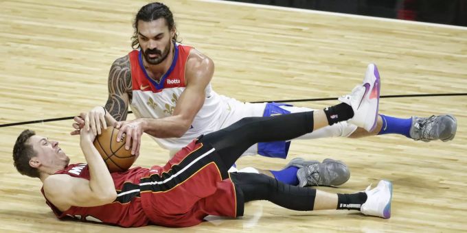 Miamis Tyler Herro (l.) im Duell mit Steven Adams von den New Orleans Pelicans in der NBA. NBA