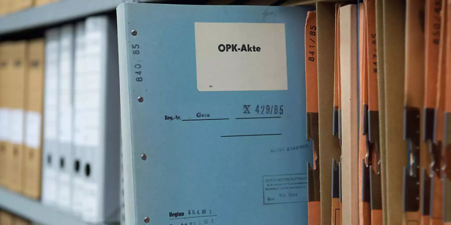 ARCHIV - Eine Stasi-Akte mit der Aufschrift OPK-Akte (Operative Personenkontrolle) steckt in der BStU-Aussenstelle in Gera (Thüringen) in einem Regal. Foto: Sebastian Kahnert/dpa-Zentralbild/dpa