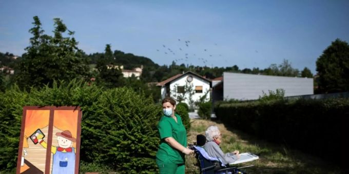 Pflegeheim-Mitarbeiterin im Einsatz Pflegeheim-Mitarbeiterin im Einsatz