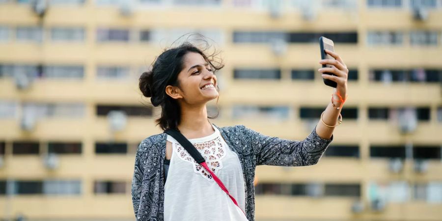 Frau macht ein Selfie.