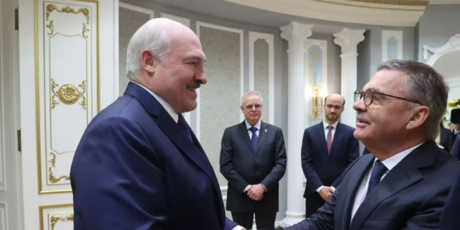 Lukashenko (l.) mit IIHF-Präsident Fasel in Minsk