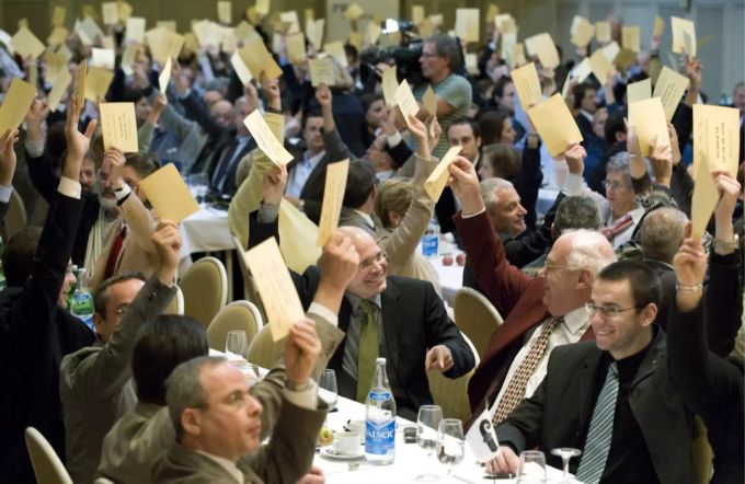 Die FDP Delegierten stimmen 2008 der Fusion mit der LPS zu. FDP LPS Fusion