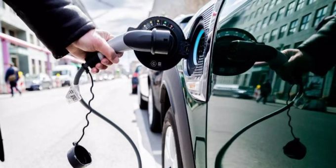 Ein Mann entfernt an einem Auto mit Plug-in-Hybrid-Antrieb in Berlin-Mitte den Stecker. Foto: Christoph Soeder/dpa Ein Mann entfernt an einem Auto mit Plug-in-Hybrid-Antrieb in Berlin-Mitte den Stecker. Foto: Christoph Soeder/dpa