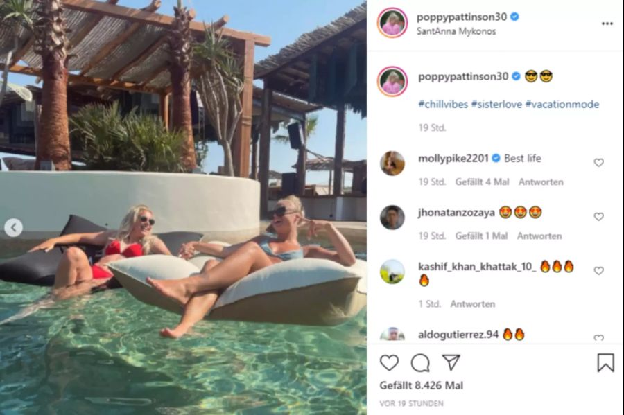 Sie geniesst die Sommerpause mit Everton-Mitspielerin Poppy Pattinson.