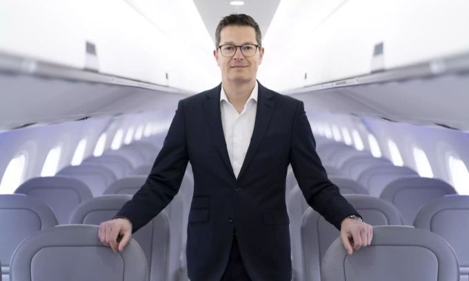 Helvetic-CEO Tobias Pogorevc posiert im März in einer neuen Embraer-E190-Machine. Helvetic Pogorevc