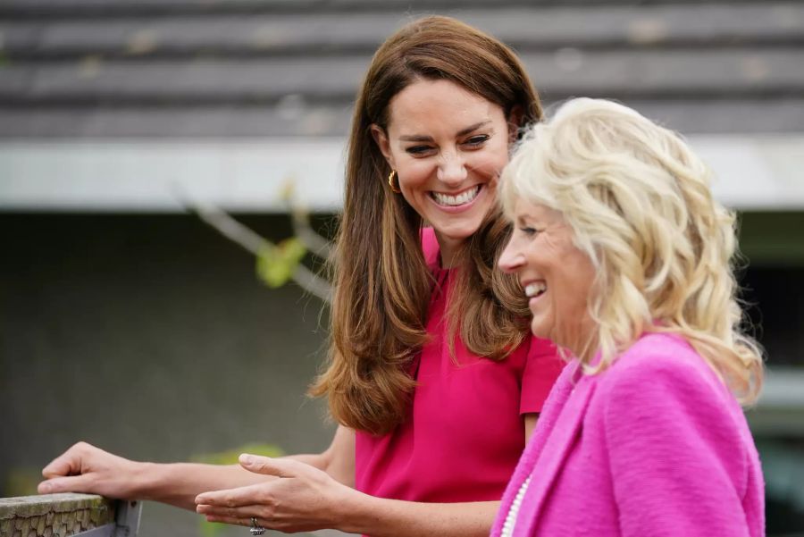 Kate Middleton (l), Herzogin von Cambridge, und First Lady Jill Biden bei ihrem Schulbesuch.