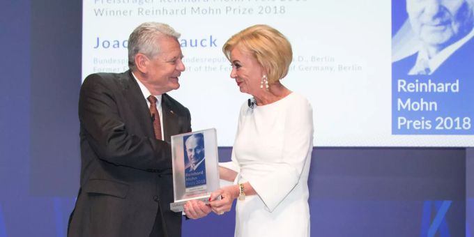07.06.2018, Nordrhein-Westfalen, Gütersloh: Der ehemalige Bundespräsident Joachim Gauck erhält den Reinhard-Mohn-Preis aus den Händen von Liz Mohn, stellvertretende Vorsitzende des Vorstands der Bertelsmann Stiftung. Bertelsmann Liz Mohn
