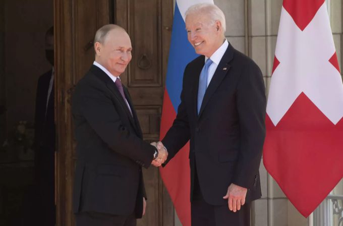 In den russischen Medien sorgte die Krawattenwahl von Joe Biden für Gesprächsstoff. Joe Biden Wladimir Putin