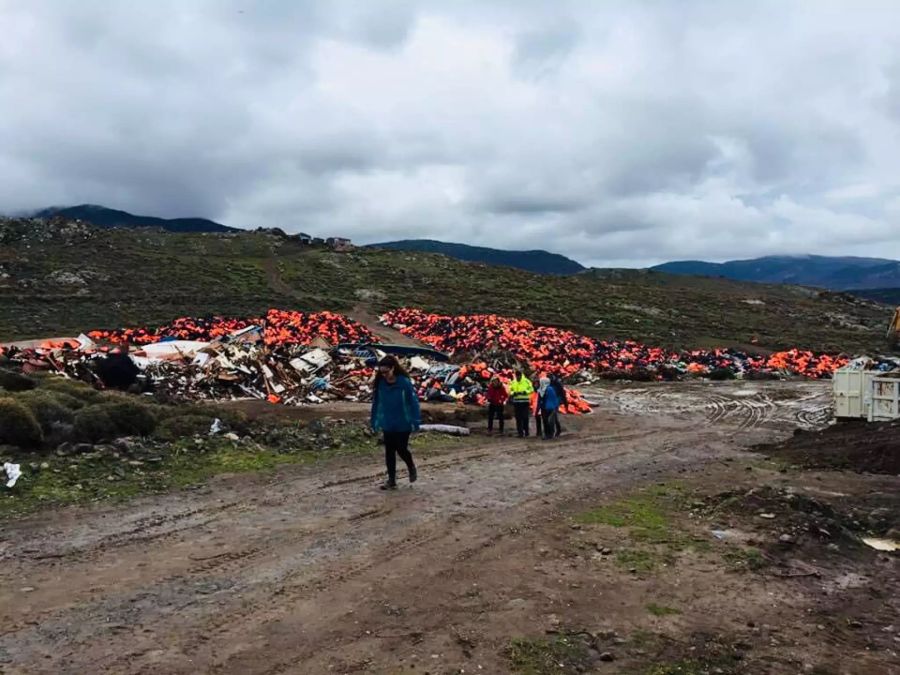 Ein Schwimmwesten-Friedhof von auf Lesbos angekommenen Geflüchteten.