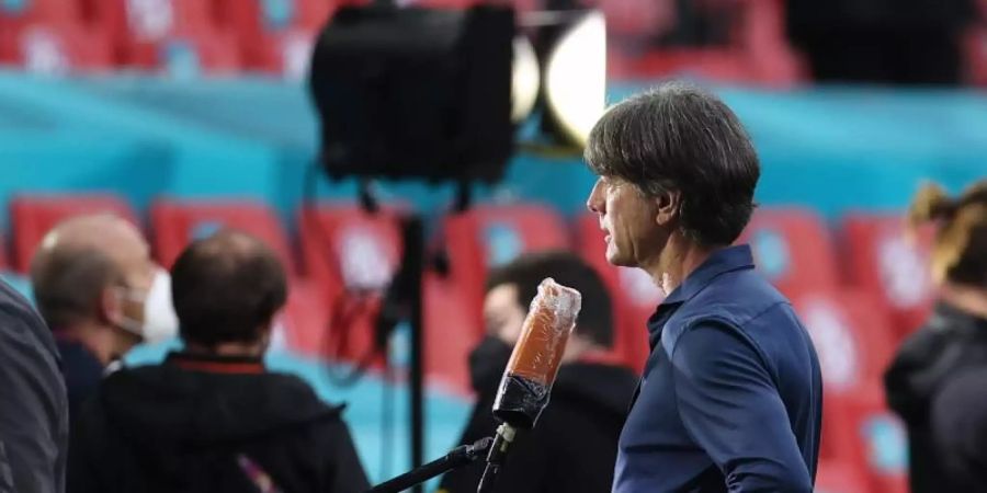 Bundestrainer Joachim Löw gibt nach dem EM-Aus Interviews. Foto: Christian Charisius/dpa