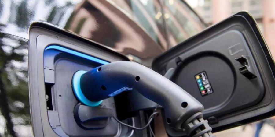 Ein Stecker steckt an einer Ladestation für Elektrofahrzeuge in einem Auto. Foto: Daniel Bockwoldt/dpa
