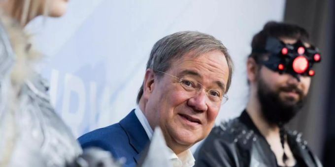 Nordrhein-Westfalens Ministerpräsident Armin Laschet zwischen Cosplayern bei der Eröffnung des «Fusion Campus» in Düsseldorf. Foto: Rolf Vennenbernd/dpa Nordrhein-Westfalens Ministerpräsident Armin Laschet zwischen Cosplayern bei der Eröffnung des «Fusion Campus» in Düsseldorf. Foto: Rolf Vennenbernd/dpa