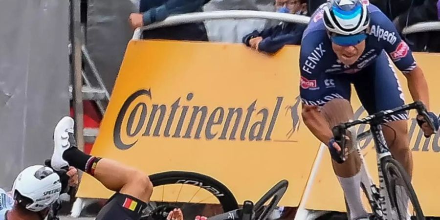 Der Australier Caleb Ewan (M) ist beim Sprint auf der dritten Etappe heftig gestürzt. Foto: David Stockman/BELGA/dpa
