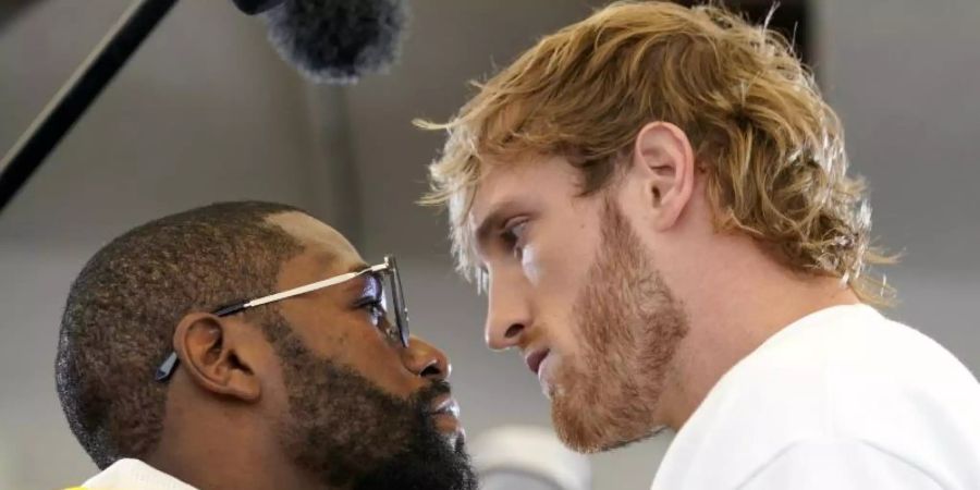 Floyd Mayweather (l) und Logan Paul stehen sich während einer Presseveranstaltung gegenüber. Foto: Lynne Sladky/AP/dpa